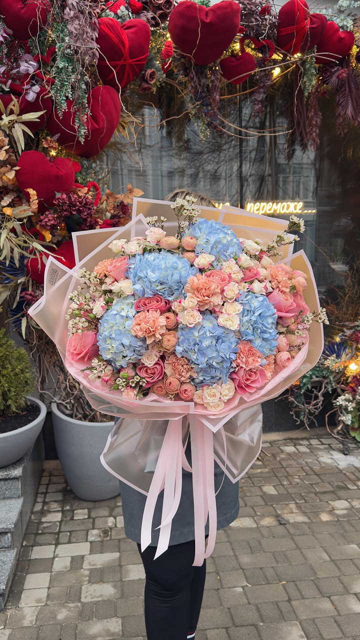 Large bouquet with blue hydrangea and pink roses