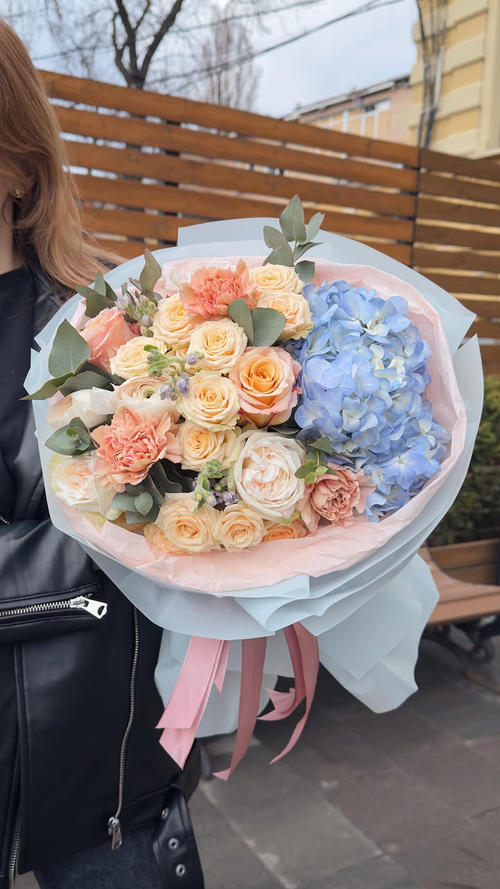 Bouquet with Blue Hydrangea and Cream Roses
