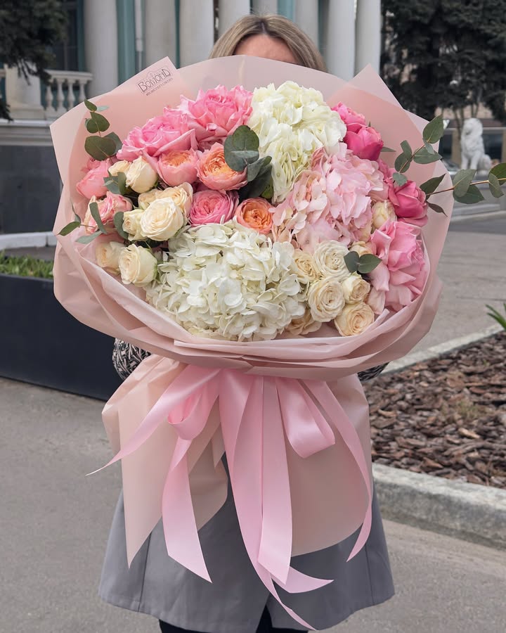 Large Tender Bouquet with Hydrangeas and Roses
