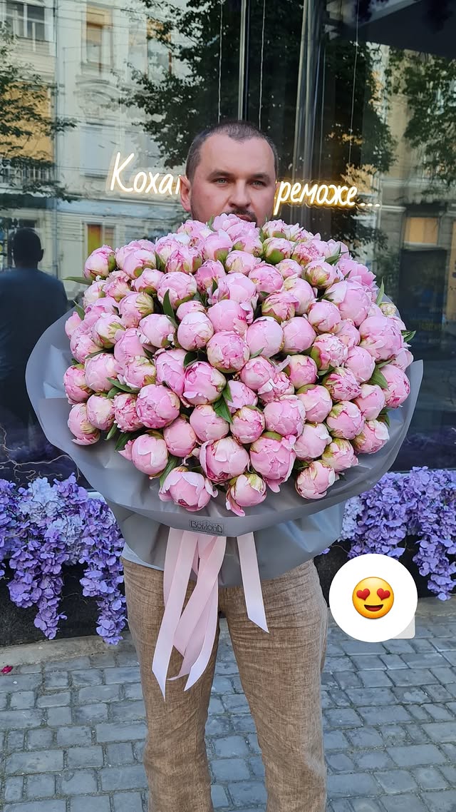 Large bouquet of delicate pink peonies
