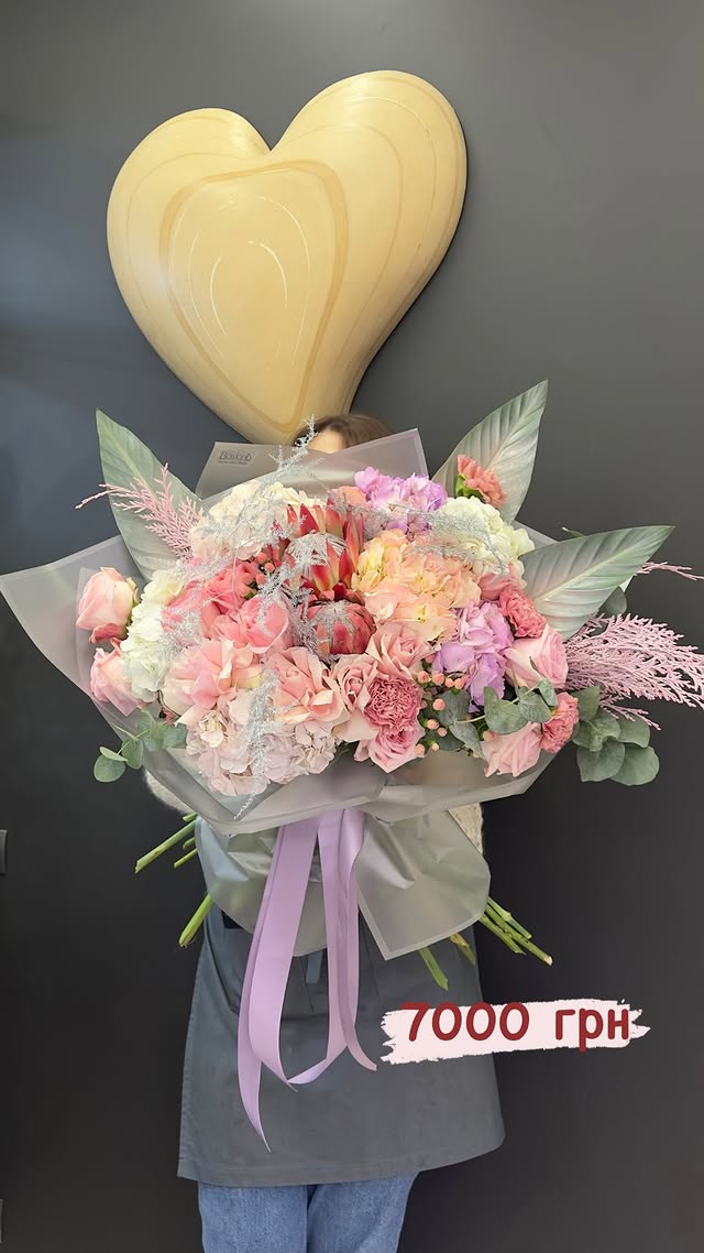Large bouquet with roses and hydrangeas in pastel tones