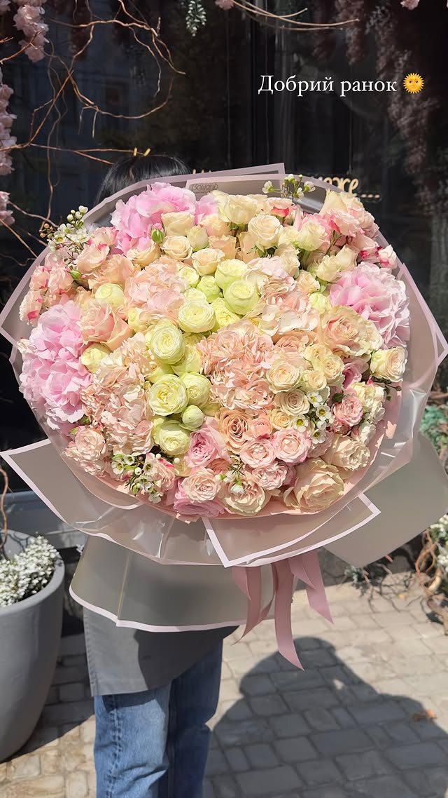 Large bouquet of soft pink and cream roses with hydrangeas
