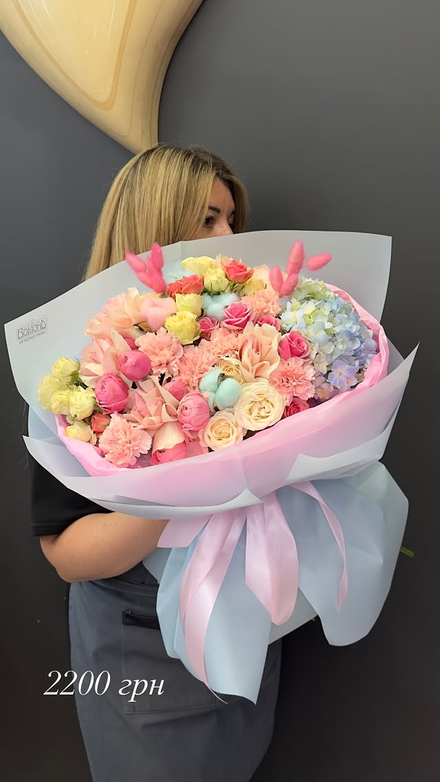 Large Tender Bouquet of Roses and Hydrangea with Cotton