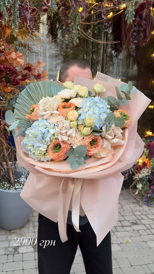 Large bouquet with blue hydrangea and peach ranunculus