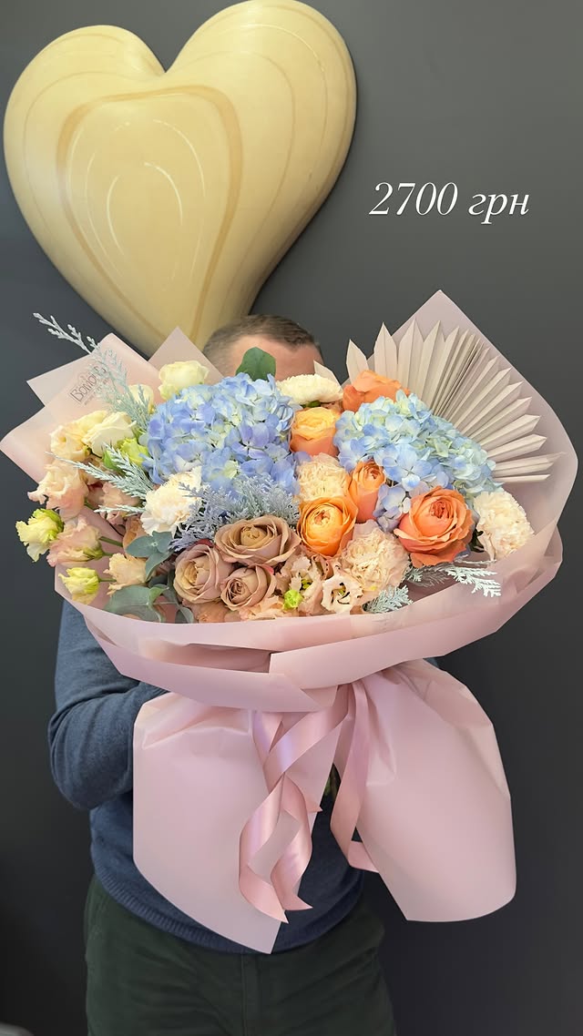 Large Tender Bouquet with Blue Hydrangeas and Peach Roses