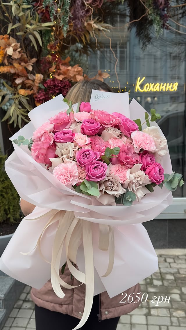 Premium bouquet of roses and carnations in delicate pink and beige tones