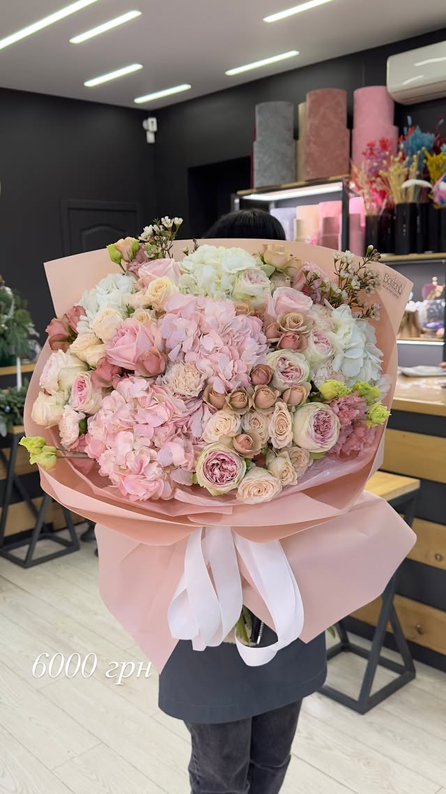 Pastel Roses and Hydrangeas Bouquet in Soft Tones