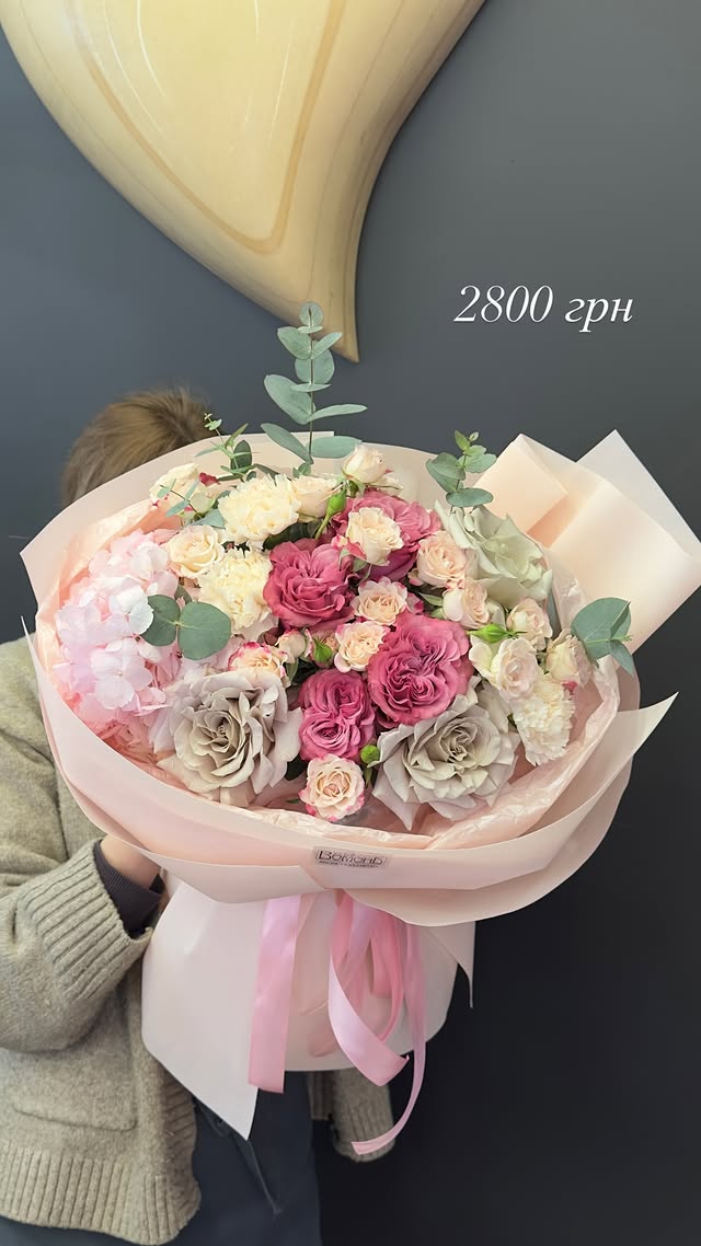 Bouquet of Roses and Hydrangeas in Pastel Colors