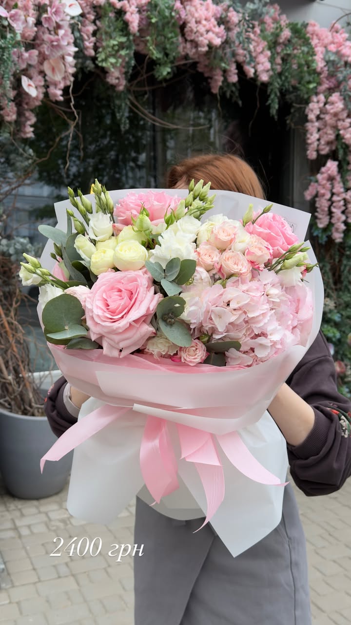Bouquet of Roses, Hydrangeas, and Eustoma in Pastel Tones