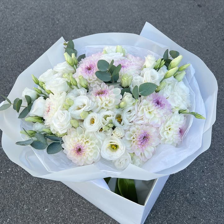 Букет із білих та світло-рожевих жоржин з еустомою та евкаліптом