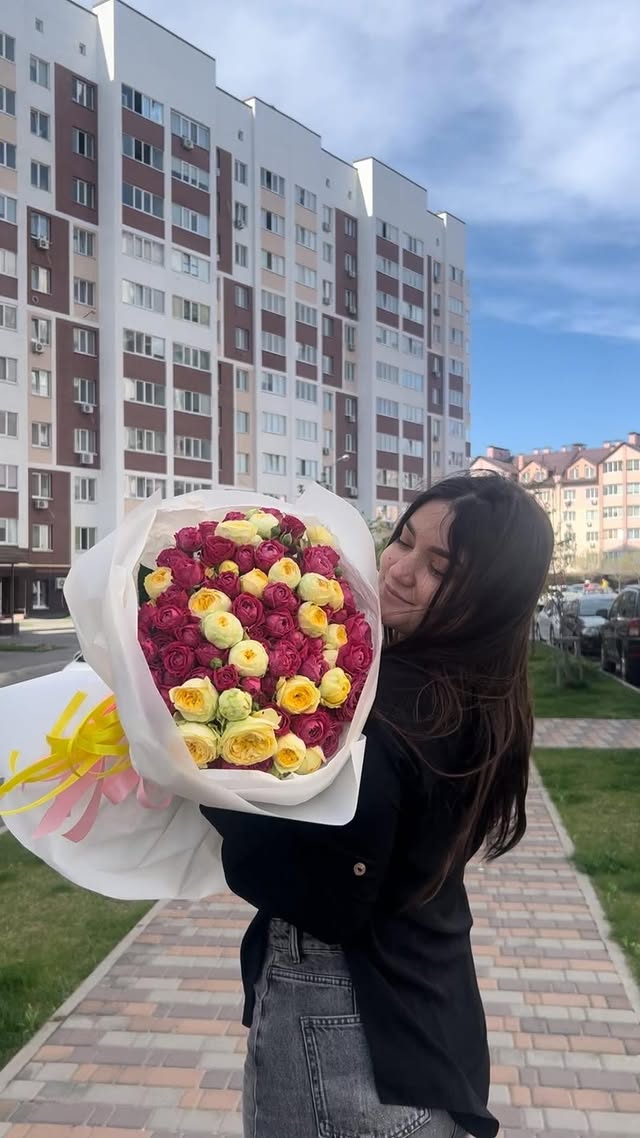 Букет з 35 гілок кущової троянди мікс червоних і кремових відтінків