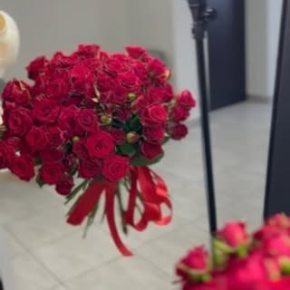 Кущова троянда «Юлія» 50 см букет з червоних квітів