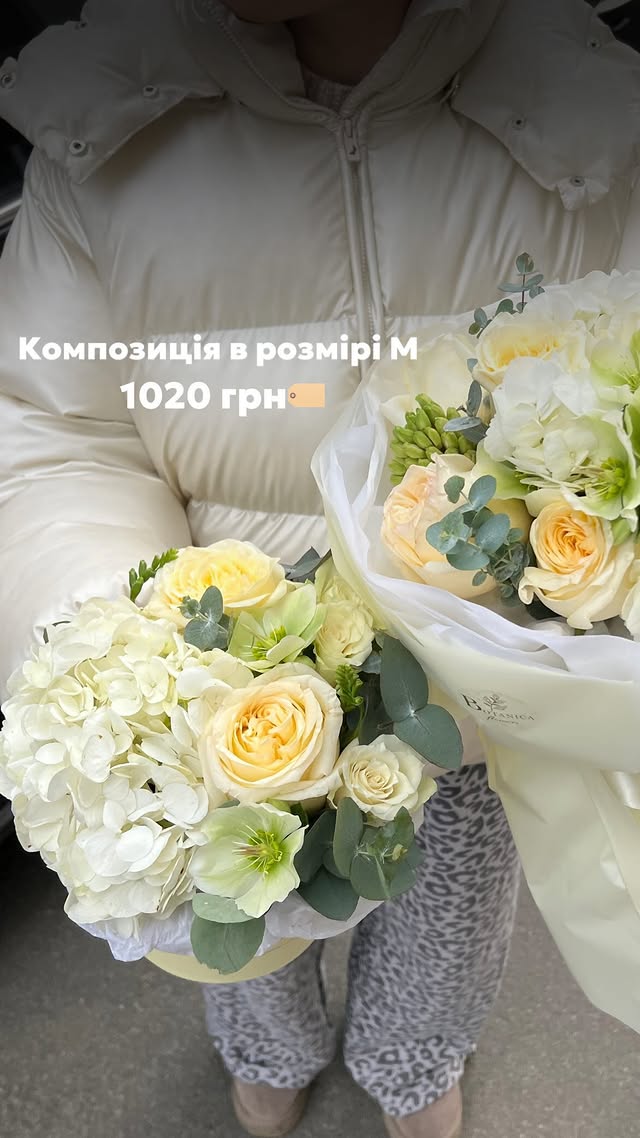 Букет Бокси середнього розміру з білою гортензією та кремовими трояндами