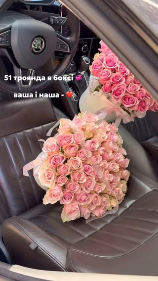 Букет з 51 троянди ніжно-рожевого кольору в стильній коробці