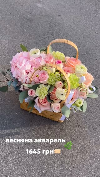 Корзина з весняними квітами «Весняна акварель»