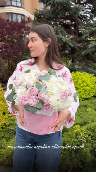 Квітковий букет у рожевій оксамитовій коробці з білою гортензією та рожевими півонієвидними трояндами
