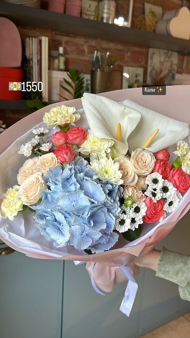Букет квітів з гідрангії, троянд і калл - ніжна композиція для особливих моментів