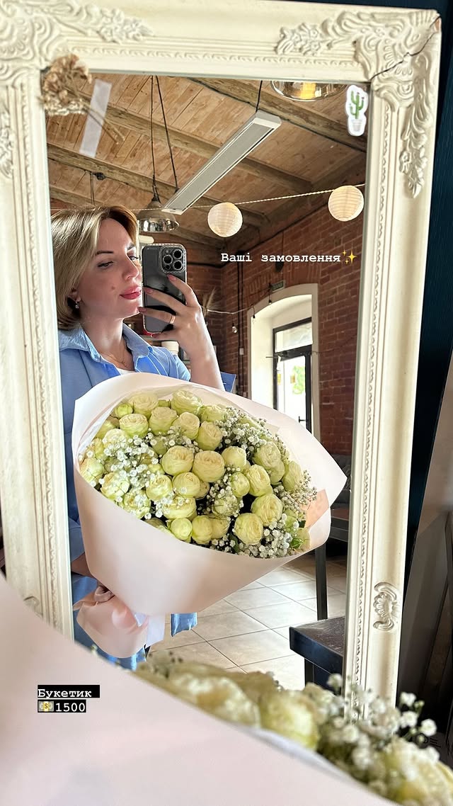 Букет з зеленими півоніями та гіпсофілою