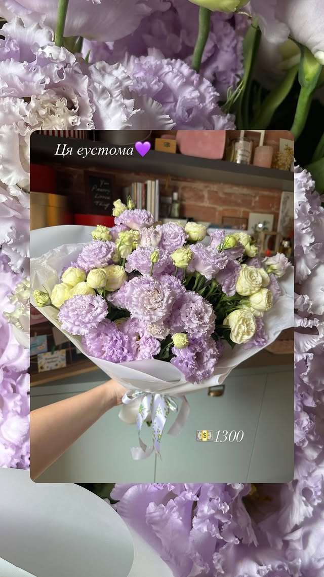 Букет еустоми з лавандовими та кремовими квітами