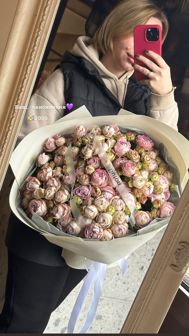 Розовий букет з білими трояндами та еустомами