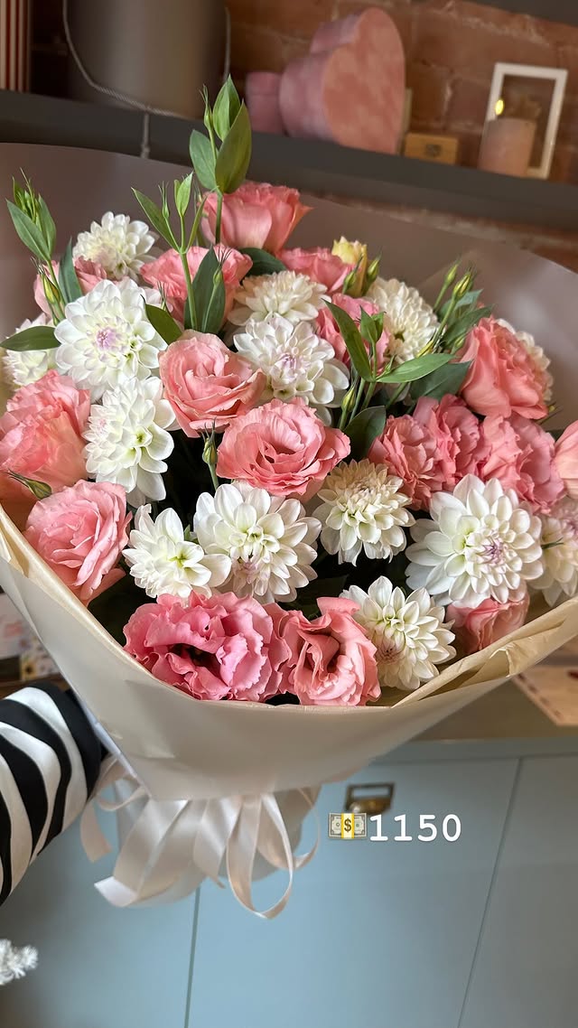 Красива складна композиція з троянд та айстр у нежному букеті