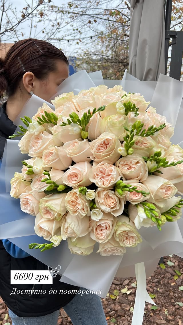Великий букет з рожевих троянд та еустом