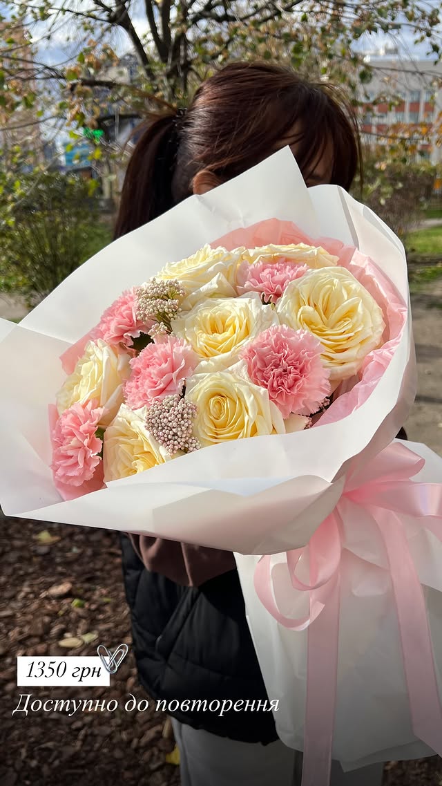 Romantic Bouquet of Roses and Carnations in Soft Shades