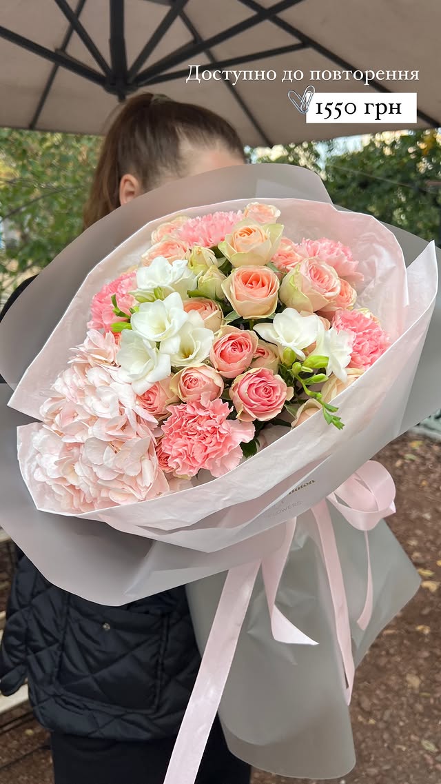 Romantic Bouquet of Roses, Hydrangeas, and Carnations