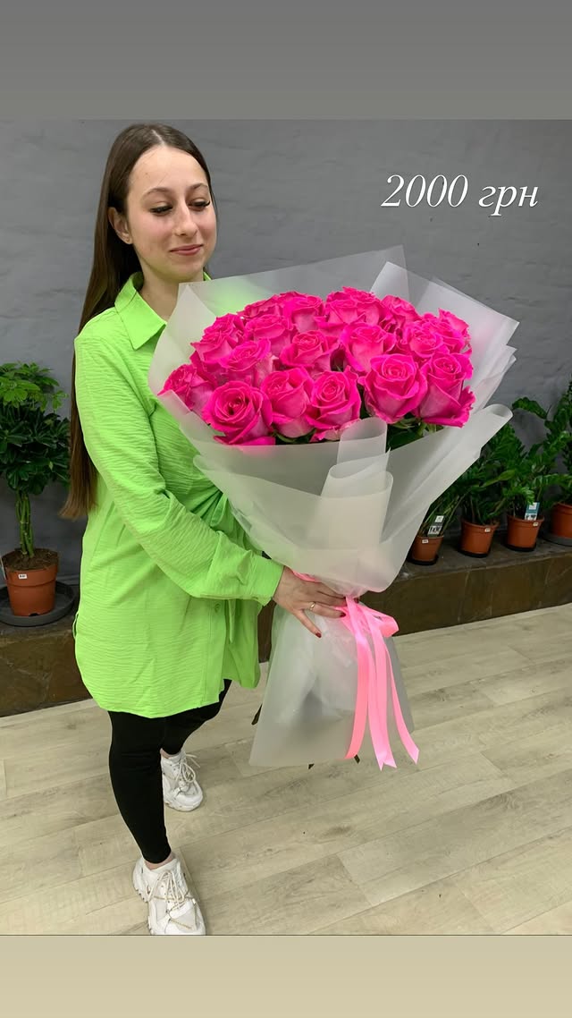 Букет з 25 яскравих рожевих троянд з ніжним оформленням