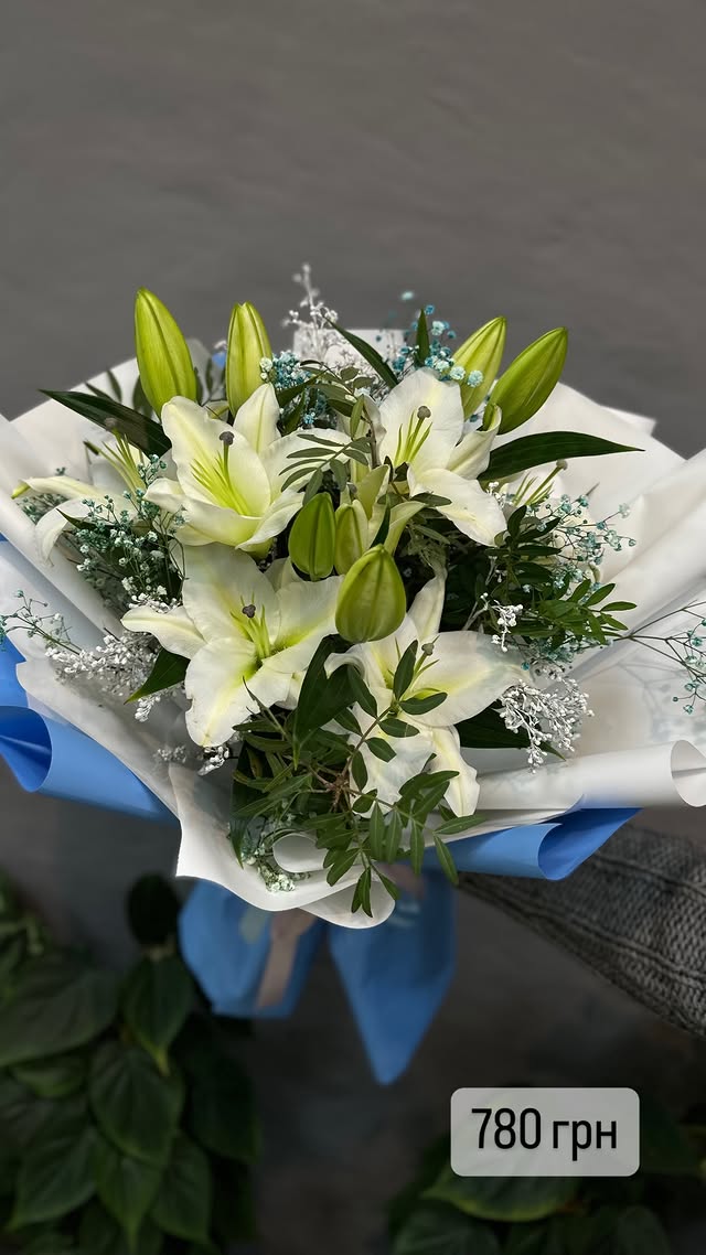 Букет зі свіжих білих лілій та зеленого декору