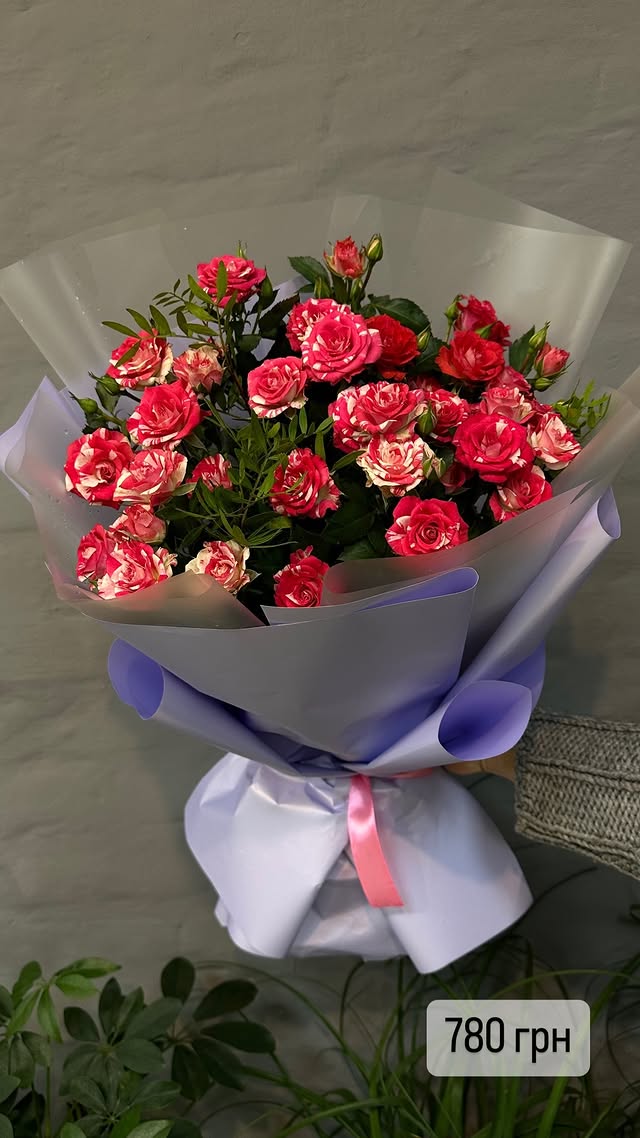 Bouquet of Pink Roses with White Shades for Any Occasion