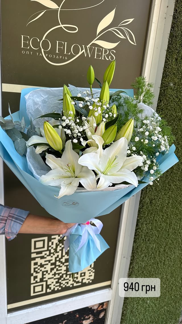 Букет білих лілій з яскравими зеленими акцентами