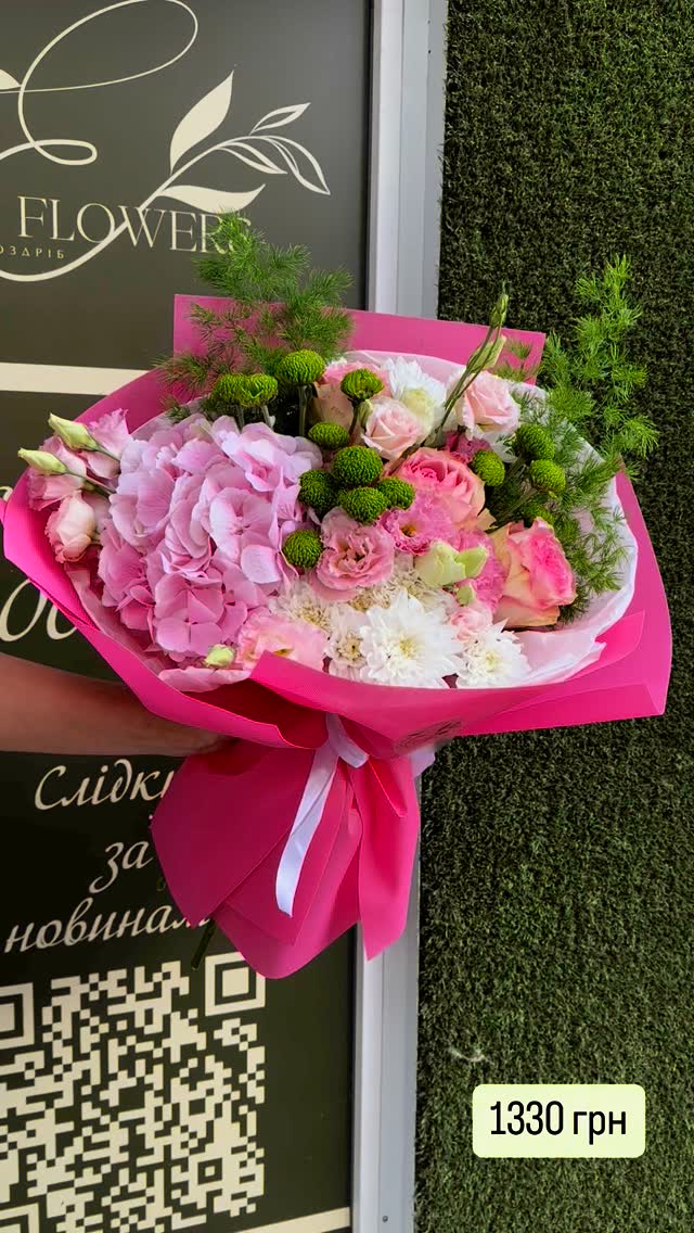 Букет з гідрангій та троянд в рожевій упаковці
