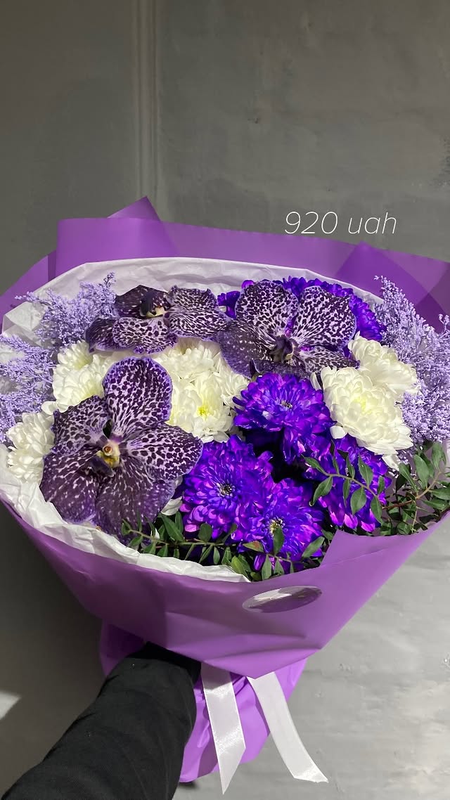 Букет з орхідей та фіолетових квітів в елегантній упаковці