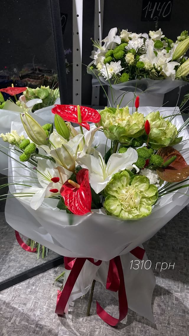 Букет з білих і зелених квітів з червоними акцентами