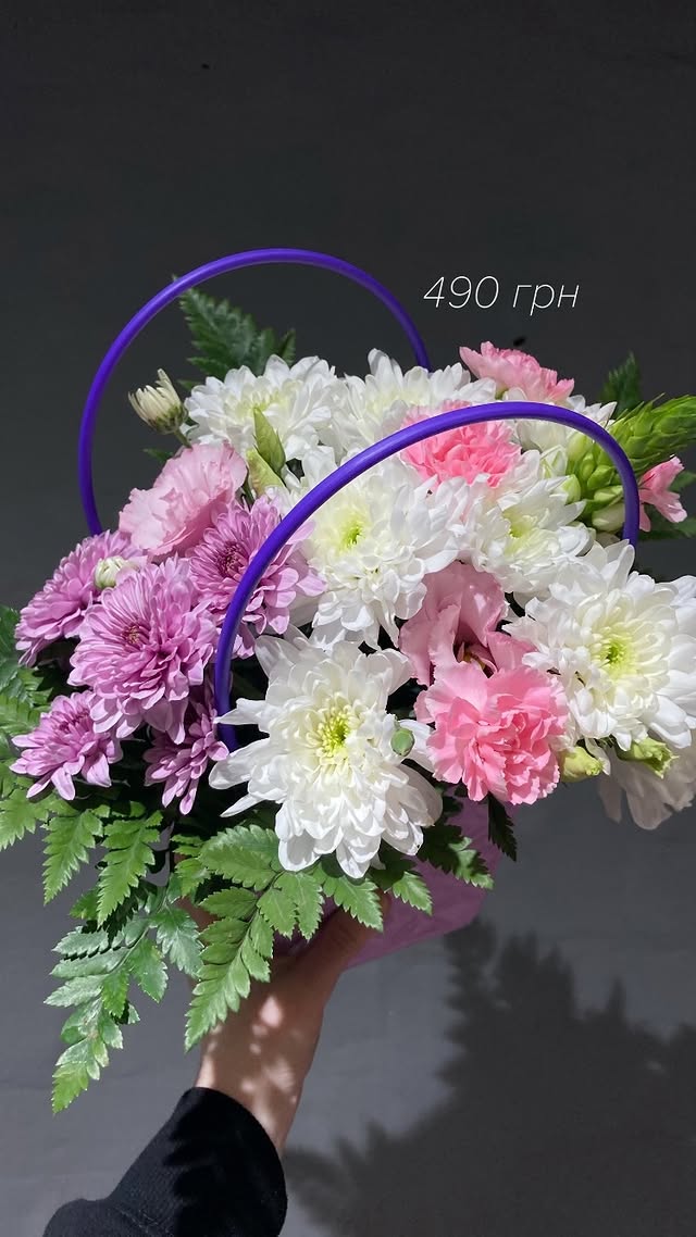 Букет квітів у кошику з хризантемами та гвоздиками рожевого кольору