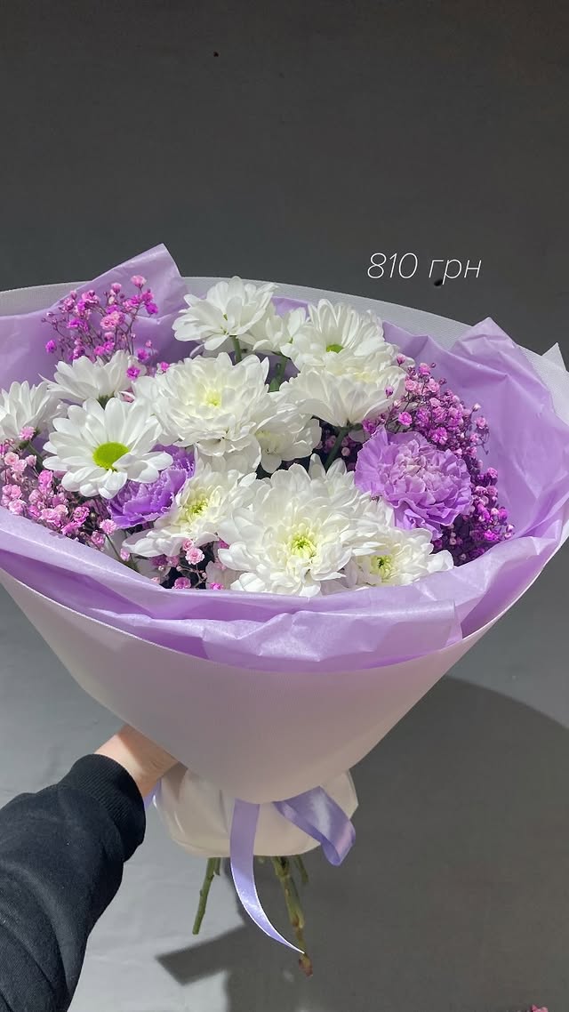 Квітковий букет з білих та фіолетових хризантем з гіпсофілою