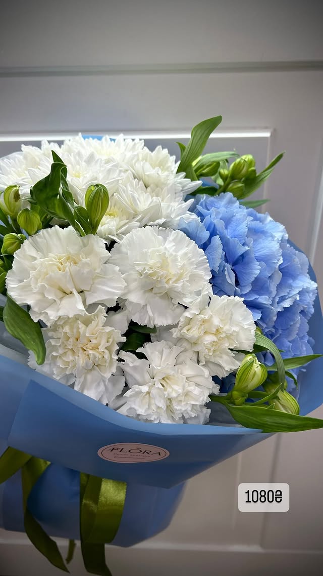 Букет ніжних білих і блакитних квітів з кущовими гвоздиками