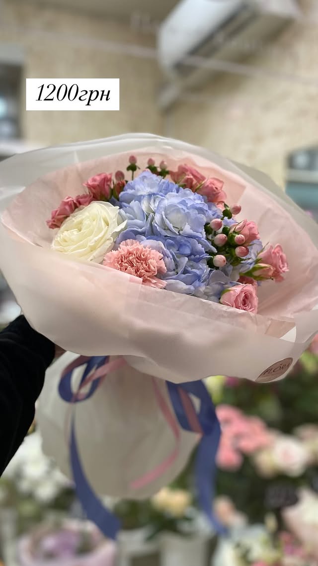 Ніжний букет з трояндами та гортензією