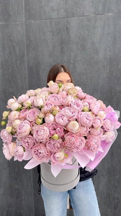 Букет піоновидних троянд «Blossom Bubbles» в оксамитовій коробці