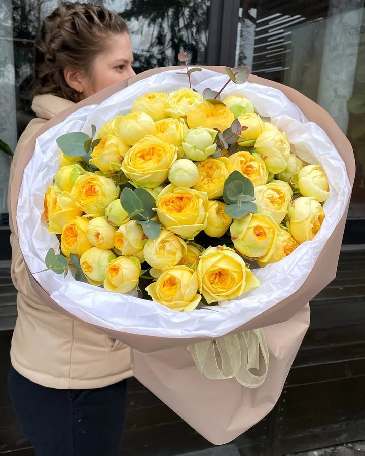 Сонячний букет жовтих троянд