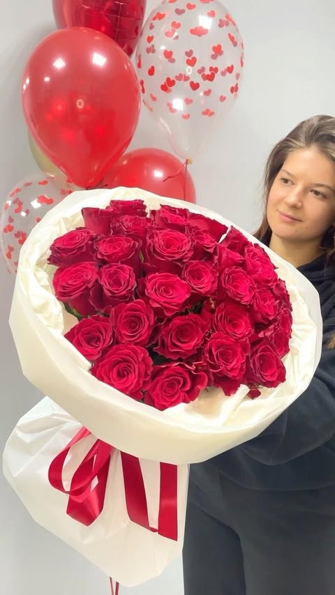 Роскошний букет з 25 червоних троянд з 6 повітряними кулями на День Святого Валентина