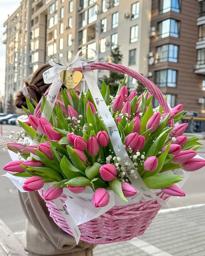 Кошик з тюльпанами на 8 березня