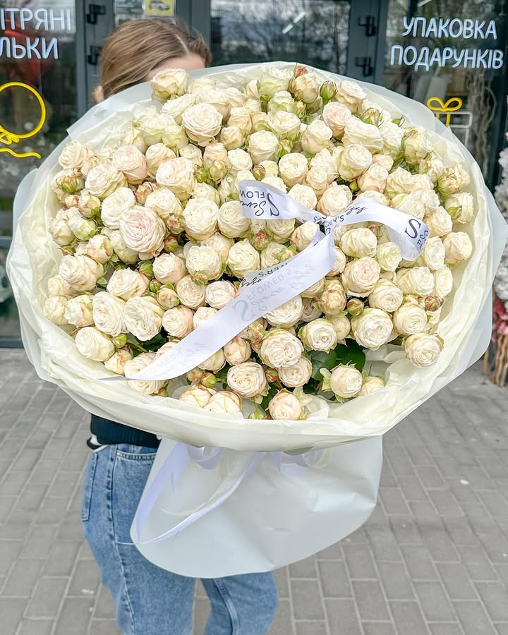 Великий букет білих троянд