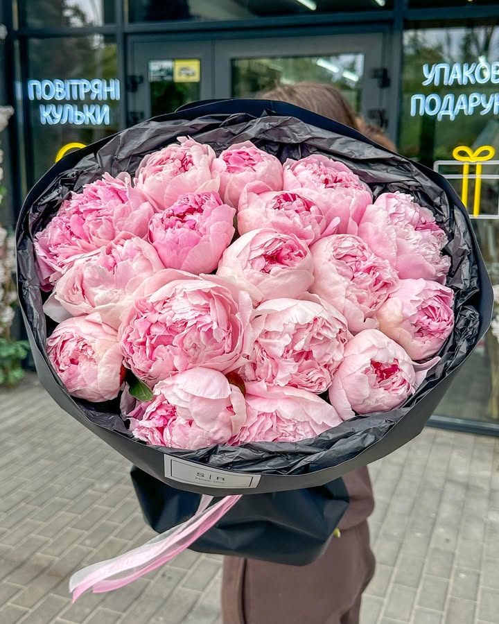 Шикарний букет півоній в чорному пакуванні