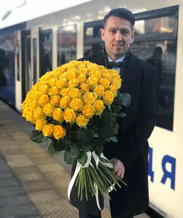 Букет з 101 жовтої троянди з доставкою по Києву