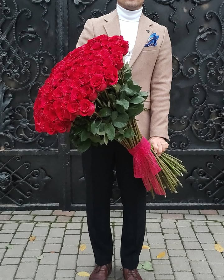 Букет з 101 червоної троянди Rose Freedom з доставкою по Києву