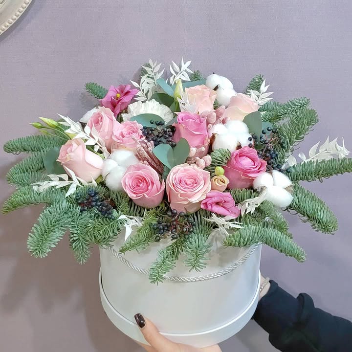Шляпна коробка з трояндами та ялинковими гілками