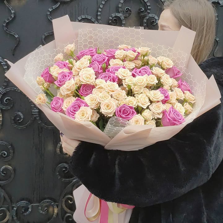 Букет з рожевих і кремових півонієподібних троянд