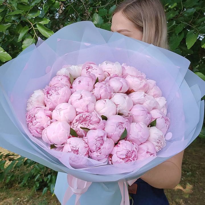 Стильний святковий букет з піонами